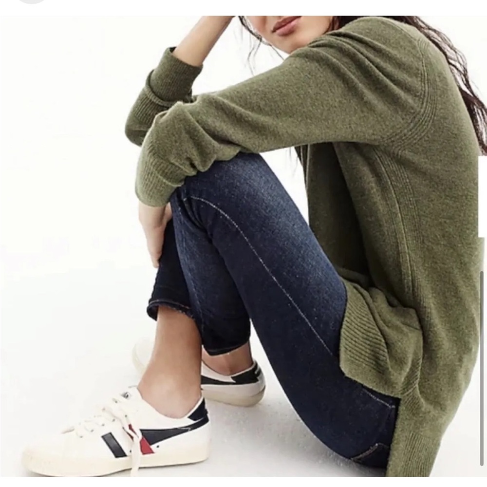 V-neck front-pocket tunic sweater in Supersoft yarn - Picture 3 of 4